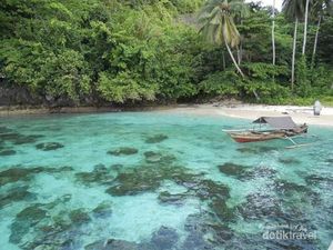 Pantai Waiwo Raja Ampat yang Airnya Sejernih Kaca