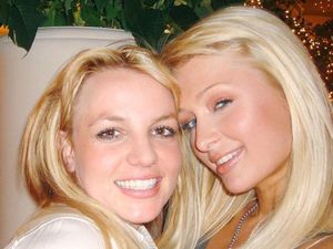 Paris Hilton Klaim Jadi Pencipta Tren Foto Selfie, Kata Netizen: Bukan!