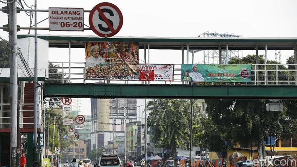 Penampakan Baliho Habib Rizieq yang Masih Mejeng di Jakarta