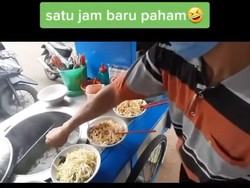 Hii Jorok! Penjual Mie Ayam Ini Cuci Alat Makan di Kuah Kaldu