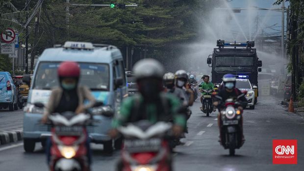 Kendaraan water canon milik Polda Metro Jaya melakukan penyemprotan disinfektan di kawasan Petamburan, Jakarta, Minggu, 22 November 2020. Penyemprotan tersebut dilakukan sebagai upaya pencegahan penyebaran Covid-19. CNN Indonesia/Bisma Septalisma