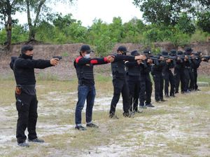 Brimob Kalteng Latih Peserta CRT Menembak Jarak Jauh Brimob Kalteng Latih Peserta CRT Menembak Jarak Jauh