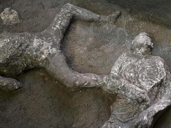 Jasad Budak dan Tuannya di Pompeii, Burung Nuri di Botol Plastik, Cuti Bersama