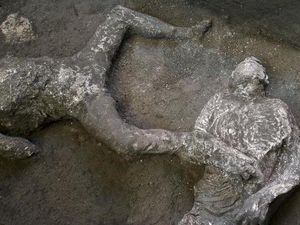 Jasad Budak dan Tuannya di Pompeii, Burung Nuri di Botol Plastik, Cuti Bersama Jasad Budak dan Tuannya di Pompeii, Burung Nuri di Botol Plastik, Cuti Bersama