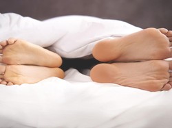 5 Pilihan Posisi Bagi yang Gampang Kesakitan Saat Bercinta