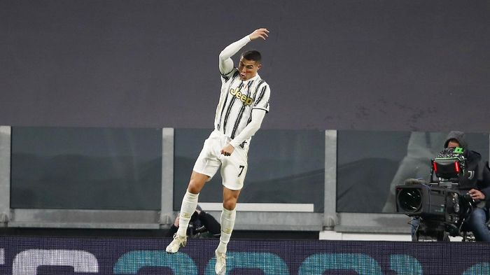 Ronaldo Juventus Cristiano Ronaldo celebrates after scoring his sides second goal during the Serie A soccer match between Juventus and Cagliari at the Allianz stadium, in Turin, Italy, Saturday, Nov. 21, 2020. (AP Photo/Antonio Calanni)