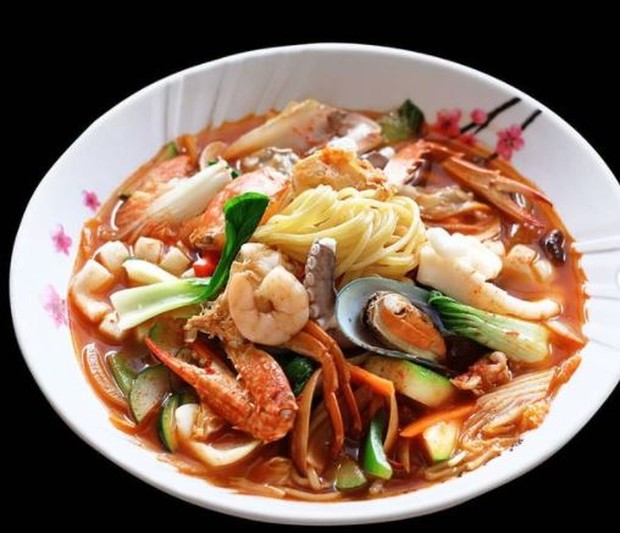Source: instagram.com/noodleking_ Jjampong mie kuah lengkap dengan seafood yang enak
