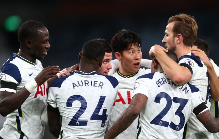 Tottenham Hotspur LONDON, ENGLAND - NOVEMBER 21: Giovani Lo Celso of Tottenham Hotspur celebrates with teammate Moussa Sissoko, Serge Aurier, Heung-Min Son, Steven Bergwijn and Harry Kane after scoring his teams second goal during the Premier League match between Tottenham Hotspur and Manchester City at Tottenham Hotspur Stadium on November 21, 2020 in London, England. Sporting stadiums around the UK remain under strict restrictions due to the Coronavirus Pandemic as Government social distancing laws prohibit fans inside venues resulting in games being played behind closed doors. (Photo by Clive Rose/Getty Images)