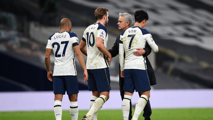 LONDON, ENGLAND - NOVEMBER 21: Lucas Moura, Harry Kane of Tottenham Hotspur, Jose Mourinho, Manager of Tottenham Hotspur and Heung-Min Son of Tottenham Hotspur celebrate following their teams victory in the Premier League match between Tottenham Hotspur and Manchester City at Tottenham Hotspur Stadium on November 21, 2020 in London, England. Sporting stadiums around the UK remain under strict restrictions due to the Coronavirus Pandemic as Government social distancing laws prohibit fans inside venues resulting in games being played behind closed doors. (Photo Neil Hall - by Pool/Getty Images)