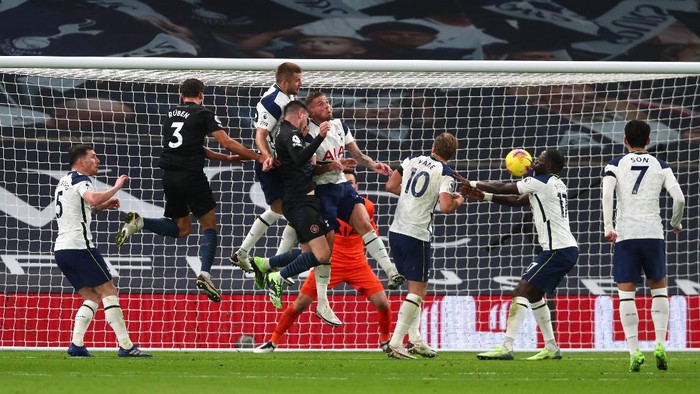LONDON, ENGLAND - NOVEMBER 21: Moussa Sissoko of Tottenham Hotspur looks to clear the ball during the Premier League match between Tottenham Hotspur and Manchester City at Tottenham Hotspur Stadium on November 21, 2020 in London, England. Sporting stadiums around the UK remain under strict restrictions due to the Coronavirus Pandemic as Government social distancing laws prohibit fans inside venues resulting in games being played behind closed doors. (Photo by Clive Rose/Getty Images)