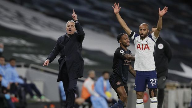Tottenham's manager Jose Mourinho, left, and Tottenham's Lucas Moura gesture during the English Premier League soccer match between Tottenham Hotspur and Manchester City at Tottenham Hotspur Stadium in London, England, Saturday, Nov. 21, 2020. (AP Photo/Kirsty Wigglesworth, Pool)