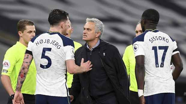 Tottenham's manager Jose Mourinho, center, reacts as speaks with Tottenham's Pierre-Emile Hojbjerg end of the English Premier League soccer match between Tottenham Hotspur and Manchester City at Tottenham Hotspur Stadium in London, England, Saturday, Nov. 21, 2020. (Neil Hall/Pool via AP)