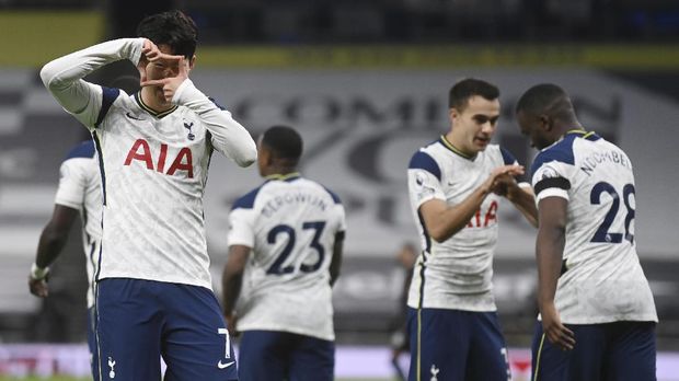 Tottenham's Son Heung-min celebrates after scoring his side's opening goal during the English Premier League soccer match between Tottenham Hotspur and Manchester City at Tottenham Hotspur Stadium in London, England, Saturday, Nov. 21, 2020. (Neil Hall/Pool via AP)