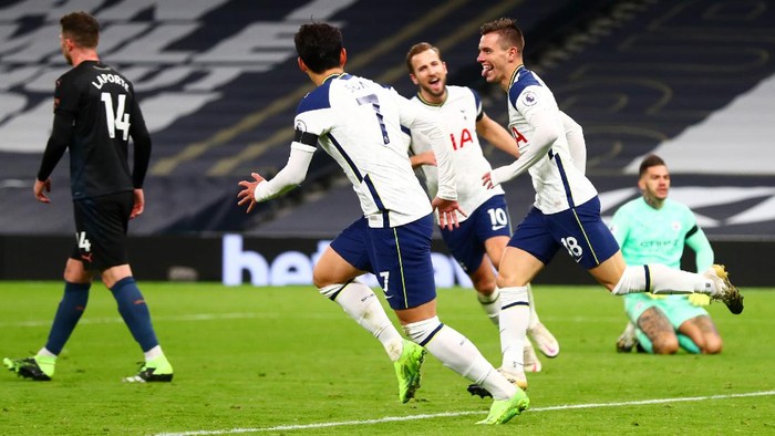 LONDON, ENGLAND - NOVEMBER 21: Giovani Lo Celso of Tottenham Hotspur celebrates with teammate Heung-Min Son after scoring his teams second goal during the Premier League match between Tottenham Hotspur and Manchester City at Tottenham Hotspur Stadium on November 21, 2020 in London, England. Sporting stadiums around the UK remain under strict restrictions due to the Coronavirus Pandemic as Government social distancing laws prohibit fans inside venues resulting in games being played behind closed doors. (Photo by Clive Rose/Getty Images)