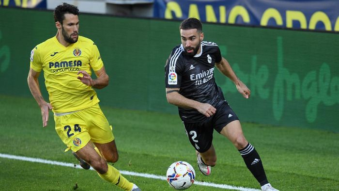 Villarreal vs Real Madrid VILLAREAL, SPAIN - NOVEMBER 21: Alfonso Pedraza of Villarreal CF battles for possession with Dani Carvajal of Real Madrid during the La Liga Santander match between Villarreal CF and Real Madrid at Estadio de la Ceramica on November 21, 2020 in Villareal, Spain. Football Stadiums around Europe remain empty due to the Coronavirus Pandemic as Government social distancing laws prohibit fans inside venues resulting in fixtures being played behind closed doors. (Photo by Alex Caparros/Getty Images)