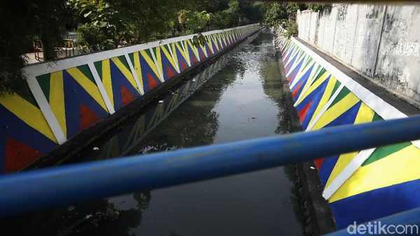 Warna-warni Dinding Kali Utan Kayu di Jakarta Timur