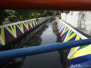 Warna-warni Dinding Kali Utan Kayu di Jakarta Timur Warna-warni Dinding Kali Utan Kayu di Jakarta Timur