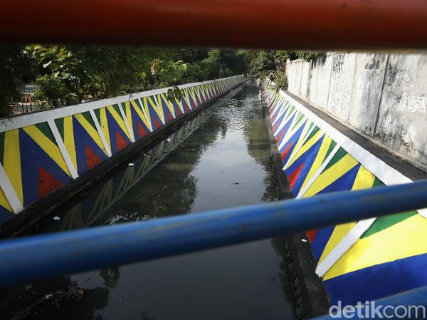Warna-warni Dinding Kali Utan Kayu di Jakarta Timur