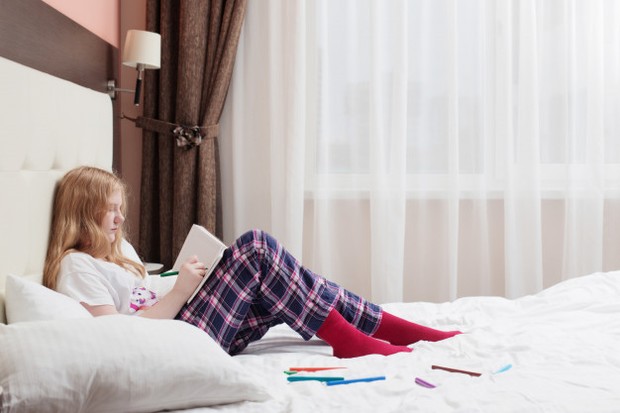 Menulis diari dapat membantu untuk tidur lebih nyenyak.