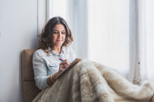 Menulis buku harian juga bermanfaat dalam mengenal diri sendiri.