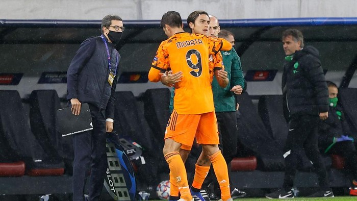BUDAPEST, HUNGARY - NOVEMBER 04: Paulo Dybala of Juventus is substituted for Alvaro Morata of Juventus  during the UEFA Champions League Group G stage match between Ferencvaros Budapest and Juventus at Groupama Arena on November 04, 2020 in Budapest, Hungary. A limited number of spectators will be in attendance as Covid-19 pandemic restrictions are eased in Hungary. (Photo by Laszlo Szirtesi/Getty Images)