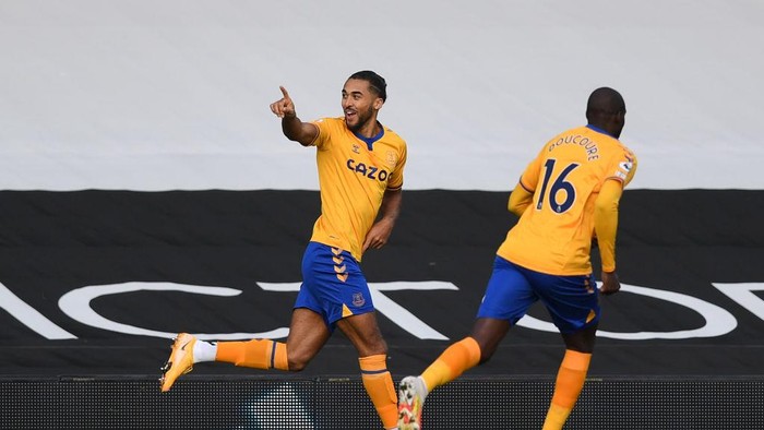 LONDON, ENGLAND - NOVEMBER 22: Dominic Calvert-Lewin of Everton(L) celebrates after scoring their sides first goal with Abdoulaye Doucouré of Everton(R) during the Premier League match between Fulham and Everton at Craven Cottage on November 22, 2020 in London, England. Sporting stadiums around the UK remain under strict restrictions due to the Coronavirus Pandemic as Government social distancing laws prohibit fans inside venues resulting in games being played behind closed doors. (Photo by Daniel Leal Olivas - Pool/Getty Images)