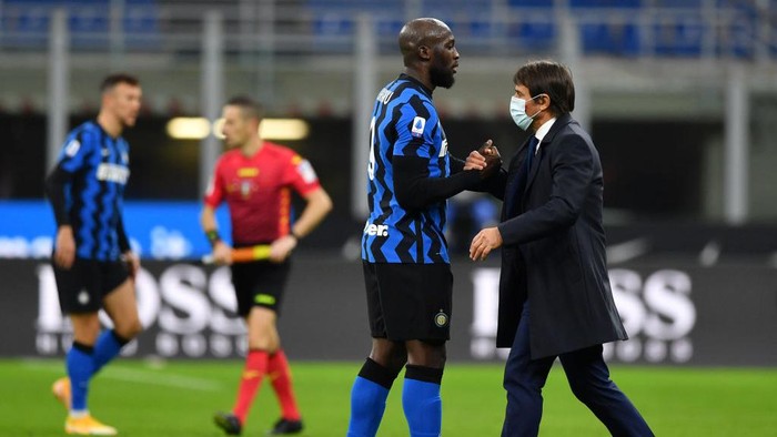 MILAN, ITALY - NOVEMBER 22: Romelu Lukaku of Inter Milan interacts with Antonio Conte, Head Coach of Inter Milan following the Serie A match between FC Internazionale and Torino FC at Stadio Giuseppe Meazza on November 22, 2020 in Milan, Italy. Sporting stadiums around Italy remain under strict restrictions due to the Coronavirus Pandemic as Government social distancing laws prohibit fans inside venues resulting in games being played behind closed doors. (Photo by Valerio Pennicino/Getty Images)