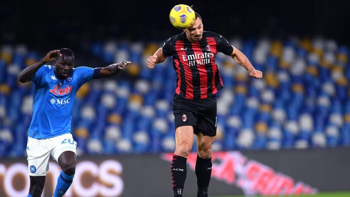NAPLES, ITALY - NOVEMBER 22: Zlatan Ibrahimovic of A.C. Milan scores their teams first goal during the Serie A match between SSC Napoli and AC Milan at Stadio San Paolo on November 22, 2020 in Naples, Italy. Sporting stadiums around Italy remain under strict restrictions due to the Coronavirus Pandemic as Government social distancing laws prohibit fans inside venues resulting in games being played behind closed doors. (Photo by Francesco Pecoraro/Getty Images)