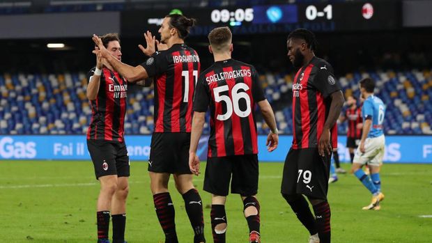 NAPLES, ITALY - NOVEMBER 22: Zlatan Ibrahimovic of A.C. Milan (2L) celebrates with teammates Davide Calabria (L), Alexis Saelemaekers and Franck Kessie of A.C. Milan after scoring their team's second goal during the Serie A match between SSC Napoli and AC Milan at Stadio San Paolo on November 22, 2020 in Naples, Italy. Sporting stadiums around Italy remain under strict restrictions due to the Coronavirus Pandemic as Government social distancing laws prohibit fans inside venues resulting in games being played behind closed doors. (Photo by Francesco Pecoraro/Getty Images)