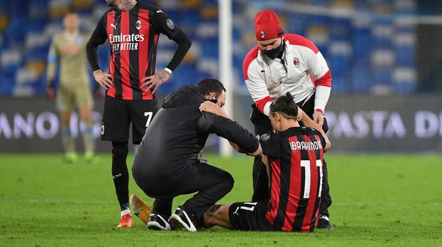 NAPLES, ITALY - NOVEMBER 22: Zlatan Ibrahimovic of A.C. Milan receives medical treatment during the Serie A match between SSC Napoli and AC Milan at Stadio San Paolo on November 22, 2020 in Naples, Italy. Sporting stadiums around Italy remain under strict restrictions due to the Coronavirus Pandemic as Government social distancing laws prohibit fans inside venues resulting in games being played behind closed doors. (Photo by Francesco Pecoraro/Getty Images)