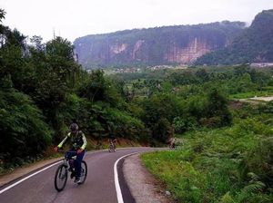 Asyiknya Gowes di Antara Batu Cadas Lembah Harau