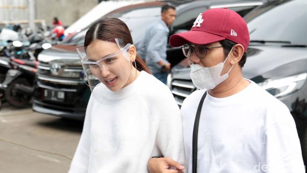 Ayu Ting Ting Masih Bungkam soal Adit Jayusman