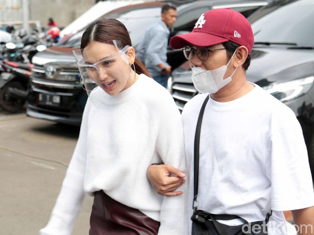 Ayu Ting Ting Masih Bungkam soal Adit Jayusman Ayu Ting Ting Masih Bungkam soal Adit Jayusman