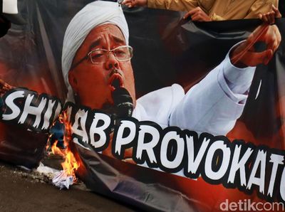 Spanduk Habib Rizieq Dibakar Massa Aksi di Bandung
