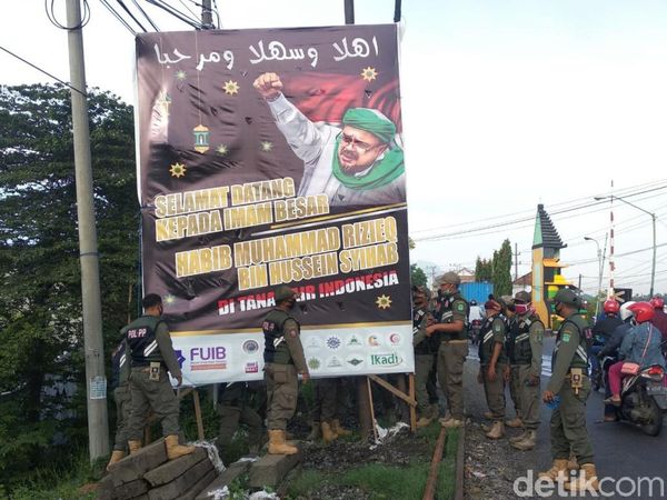 Baliho Habib Rizieq di Pasuruan Juga Diturunkan