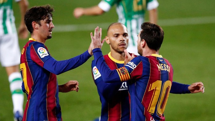 BARCELONA, SPAIN - NOVEMBER 07: Lionel Messi of FC Barcelona celebrates with teammates after scoring his teams fourth goal during the La Liga Santader match between FC Barcelona and Real Betis at Camp Nou on November 07, 2020 in Barcelona, Spain. Sporting stadiums in Spain remain under strict restrictions due to the Coronavirus Pandemic as Government social distancing laws prohibit fans inside venues resulting in games being played behind closed doors. (Photo by Eric Alonso/Getty Images)