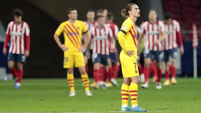 Barcelonas Antoine Griezmann reacts after Atletico Madrids Yannick Carrasco scored his sides opening goal during the Spanish La Liga soccer match between Atletico Madrid and FC Barcelona at the Wanda Metropolitano stadium in Madrid, Spain, Saturday, Nov. 21, 2020. (AP Photo/Bernat Armangue)