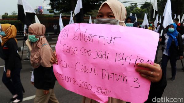 Buruh Kembali Demo di Gedung Sate Bandung
