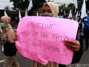 Buruh Kembali Demo di Gedung Sate Bandung