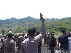 Demo Tambang Pasir di Lumajang Ricuh, Polisi Keluarkan Tembakan Peringatan