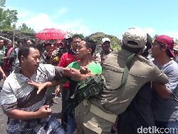Demo Berlangsung Ricuh, Ini Alasan Warga Lumajang Tutup Tambang Pasir
