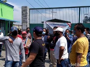 Warga Demo Pabrik Karton di Mojokerto Tuntut Kompensasi dan Pekerjaan
