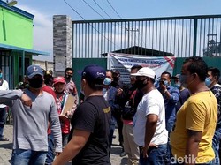 Warga Demo Pabrik Karton di Mojokerto Tuntut Kompensasi dan Pekerjaan
