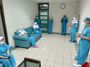 RSHS Bandung Catat Lonjakan Pasien Corona, Nakes Gelar Doa Bersama