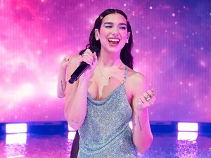 Penampilan Seksi Dua Lipa Bawakan Levitating di AMAs 2020