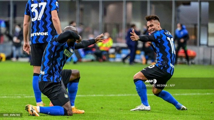 Inter Milans Belgian forward Romelu Lukaku (L) celebrates with Inter Milans Argentine forward Lautaro Martinez after scoring a penalty during the Italian Serie A football match Inter vs Torino on November 22, 2020 at the Giuseppe-Meazza (San Siro) stadium in Milan. (Photo by MIGUEL MEDINA / AFP)