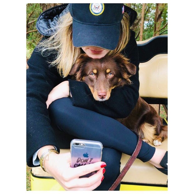 Naomi berfoto dengan anjingnya