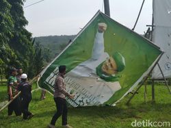 FPI Banjar Bongkar Baliho Habib Rizieq di Hadapan Tentara-Polisi
