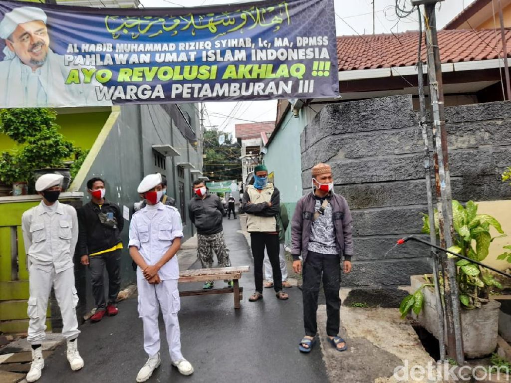 Dijaga Laskar FPI Lagi, Gang Rumah Habib Rizieq Tak Disemprot Disinfektan Dijaga Laskar FPI Lagi, Gang Rumah Habib Rizieq Tak Disemprot Disinfektan