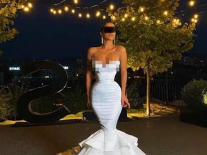 Wanita Pakai Gaun Pengantin Sempit Ini Viral, Bikin Susah Jalan & Bernapas